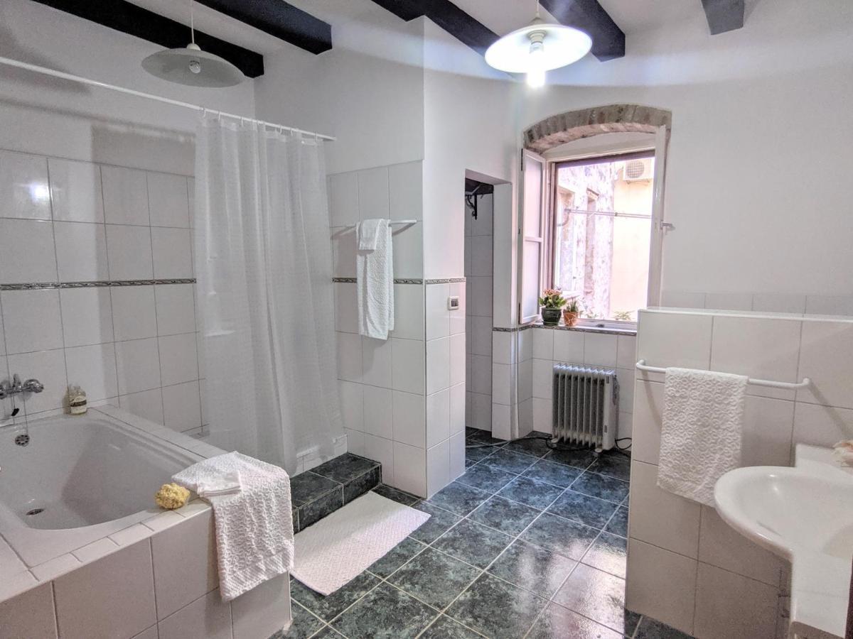 Private Courtyard Medieval Stone Home In Old Town Rovinj Luaran gambar